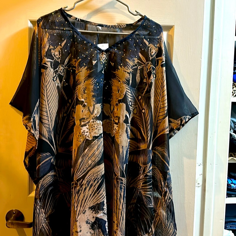 Look stunning with this coverup from Cruise Club.